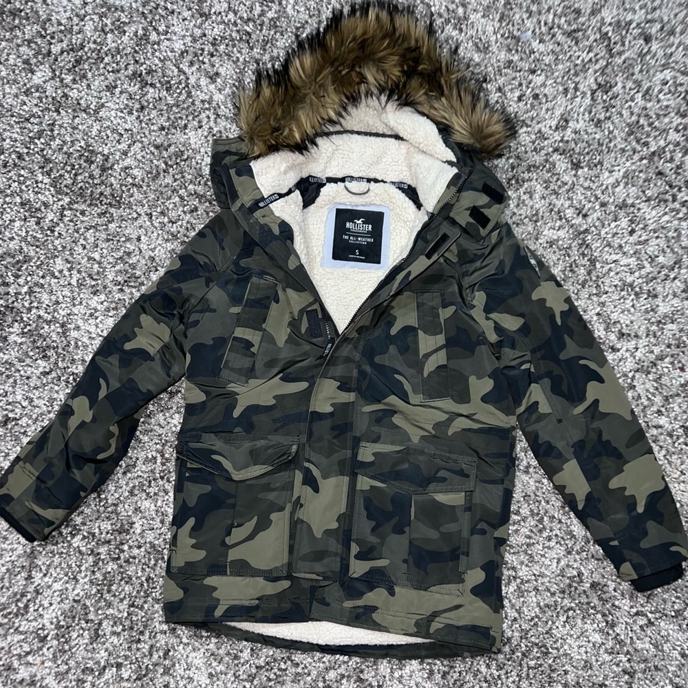 Hollister mens all weather Sherpa lined camouflage winter jacket